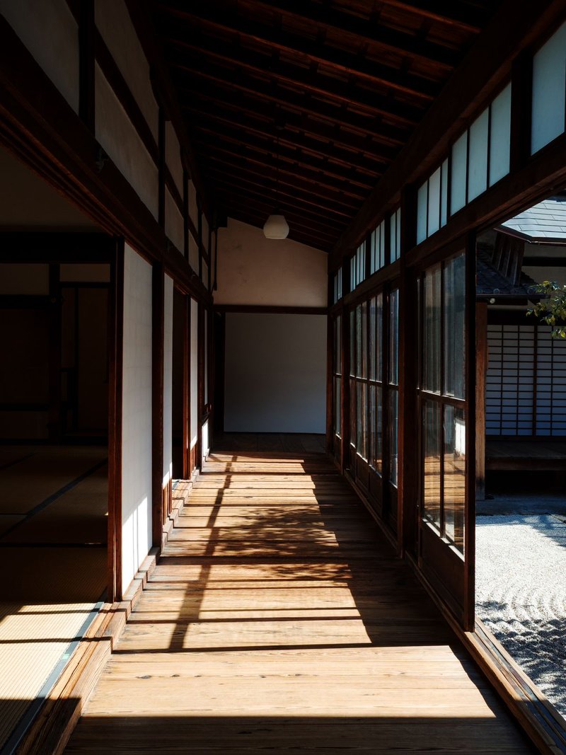 日の差し込む縁側と木の廊下（ストックフォト・イメージ）