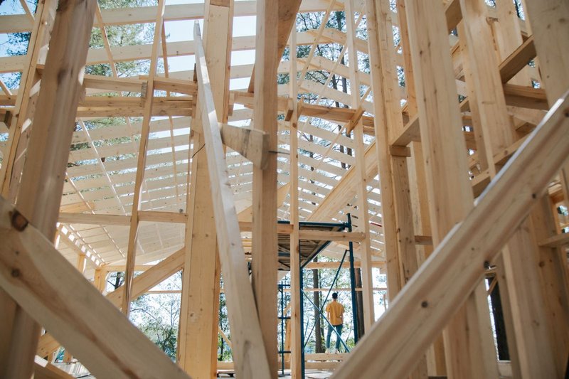 建て方中の木造軸組（ストックフォト・イメージ）