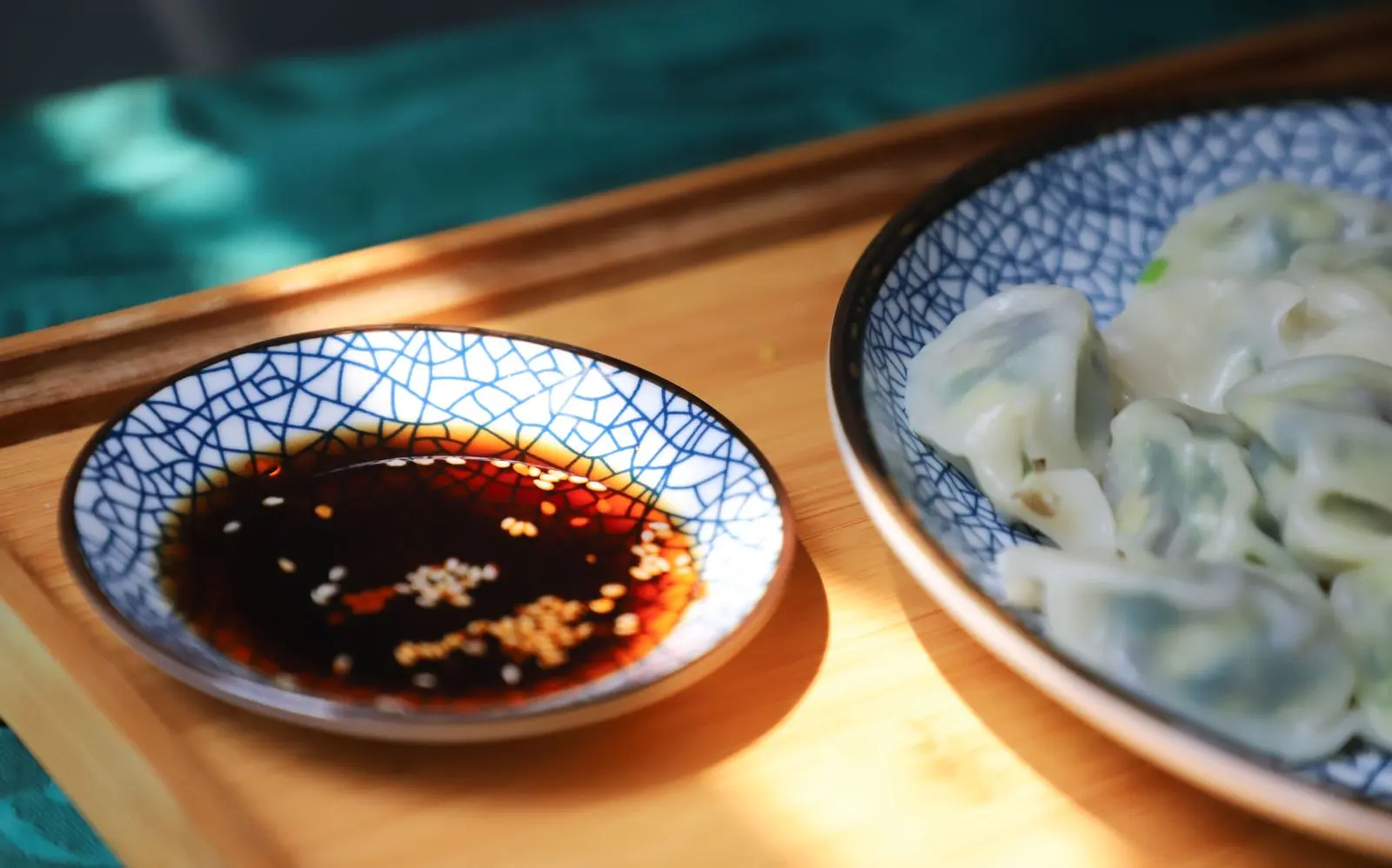 餃子と小皿の醤油