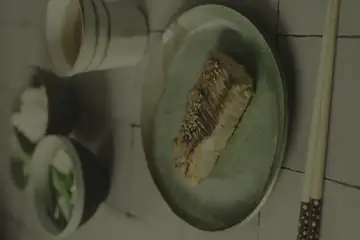 横向きで暗い料理の写真