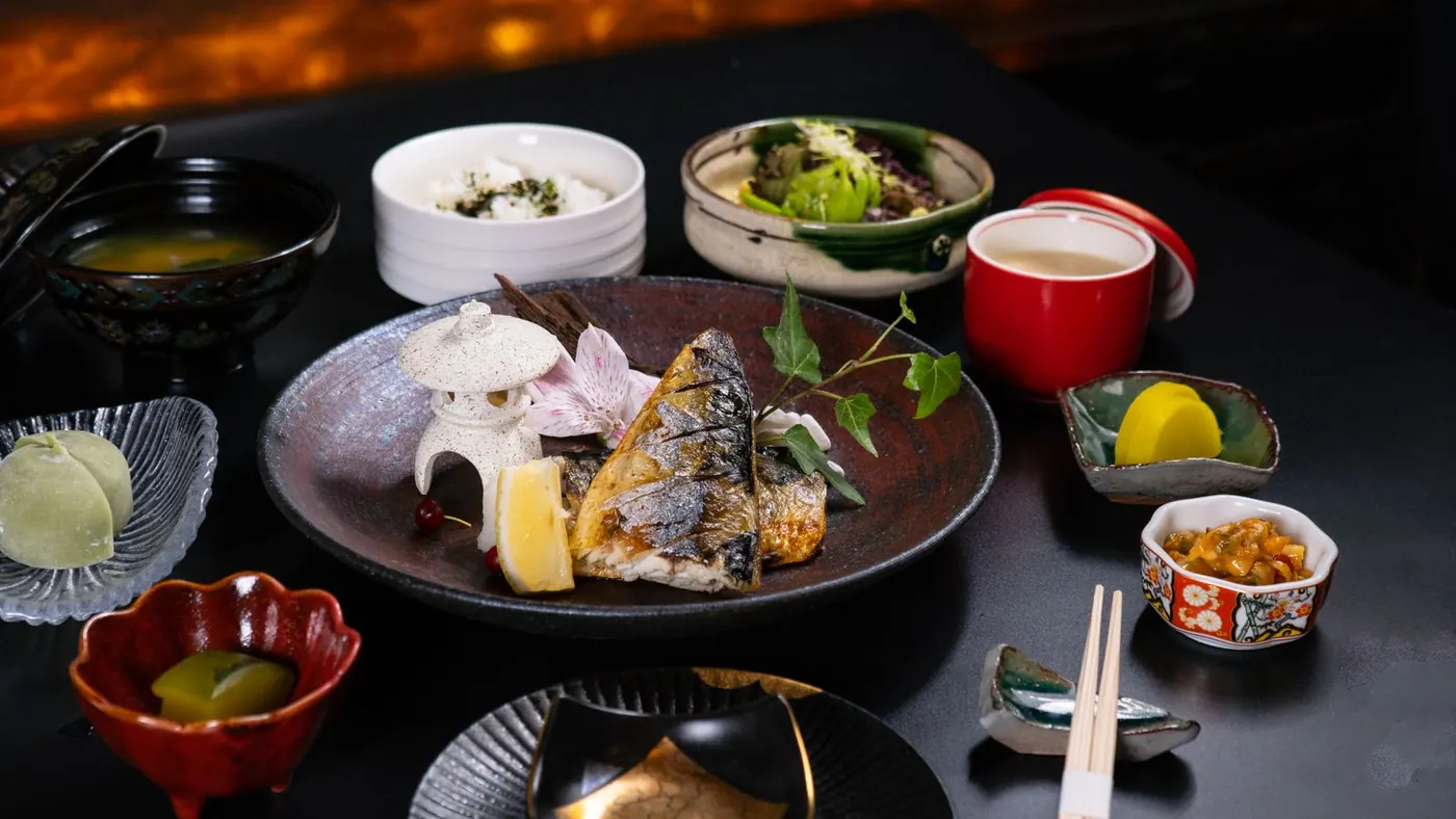 焼き魚と小鉢の定食