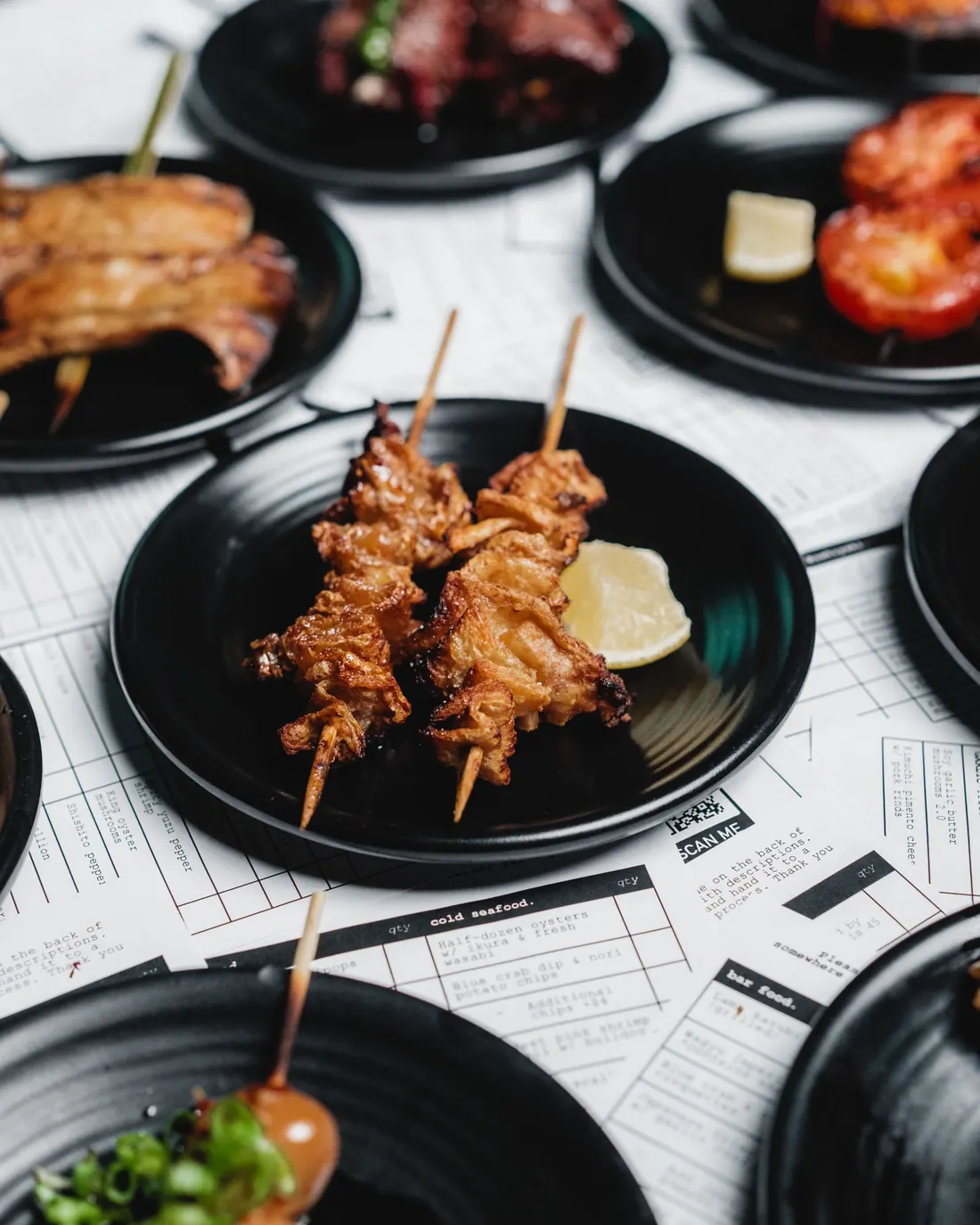 皿に並んだ焼き鳥