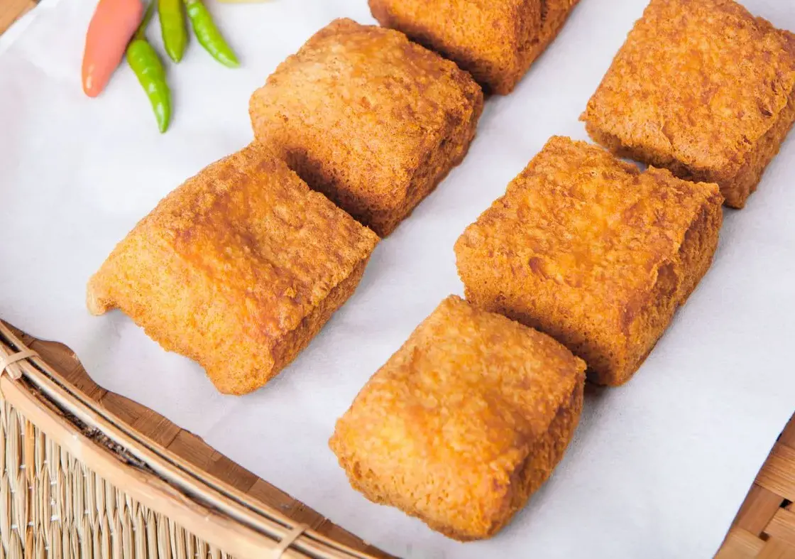 ざるに並べた揚げたての厚揚げ