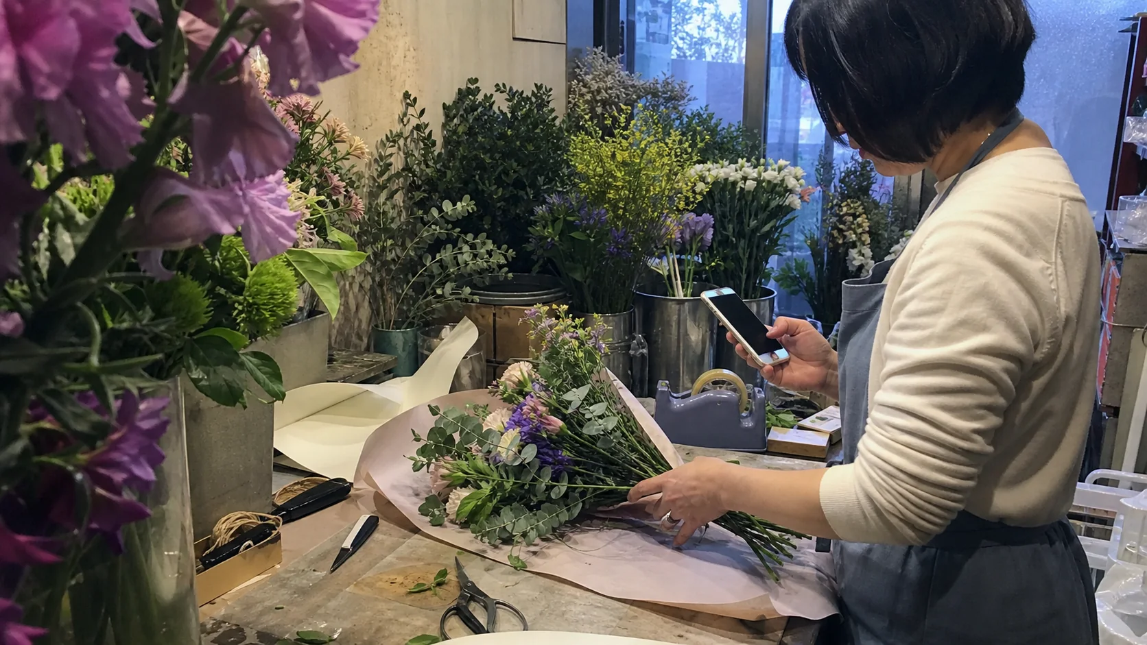 季節の花を確認する手元のイメージ